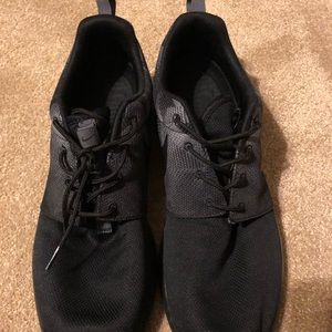 Black Nike Roshes. Size 11.5 BARELY WORN